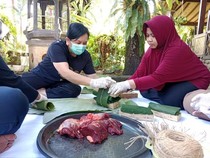 Kurangi Plastik, Pemkab Banyuwangi Bagikan Daging Kurban dengan Besek