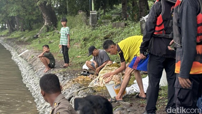 Pemkot Surabaya susur sungai berburu pencuci dan pembuang rumen di Sungai Asreboyo.