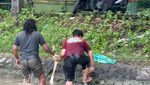 DLH Kota Surabaya Sidak Warga Cuci Rumen di Sungai