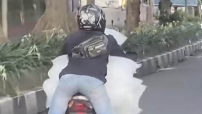 Pemotor bak Superman kini muncul di Jalan Ir H Juanda, Kota Bogor, Rabu (17/5/2026).
