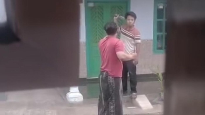 Pemuda diduga ODGJ ngamuk dan bawa sajam di Pasuruan Pemuda diduga ODGJ ngamuk dan bawa sajam di Pasuruan