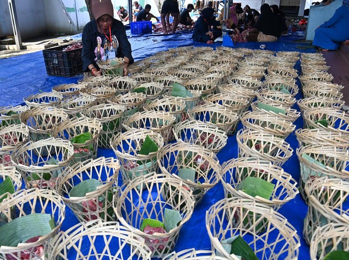 Panitia mengemas daging kurban ke dalam keranjang bambu sebelum disalurkan kepada dhuafa di lingkungan permukiman kawasan Ciracas, Jakarta, Rabu (27/5/2026). Dinas Lingkungan Hidup (DLH) DKI Jakarta mengajak masyarakat menerapkan konsep EcoQurban saat Idul Adha 1447 Hijriah, salah satunya melalui penggunaan wadah bambu atau daun pisang untuk kemasan daging kurban guna mengurangi penggunaan kantong plastik yang tidak ramah lingkungan karena sulit terurai dan berkontribusi besar terhadap pencemaran lingkungan. ANTARA FOTO/Indrianto Eko Suwarso/kye