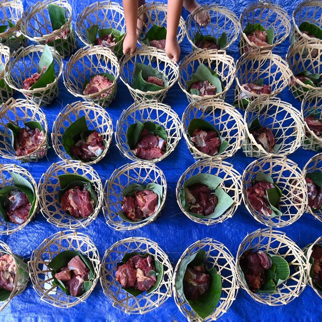 EcoQurban, Warga Gunakan Keranjang Bambu untuk Daging Kurban