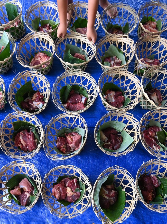EcoQurban, Warga Gunakan Keranjang Bambu untuk Daging Kurban