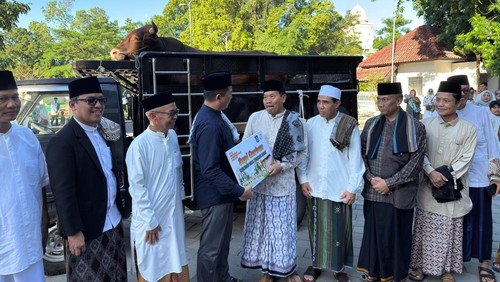 Penyerahan simbolis hewan kurban oleh Gubernur NTB Lalu Muhamad Iqbal didampingi Ketua Baznas NTB Lalu Muhammad Iqbal Murad bersama Sekda NTB Abul Chair. (Dok. Yuyun).