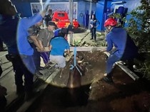 Damkar Bandar Lampung Evakuasi Sapi Kurban yang Tercebur ke Lubang Galian