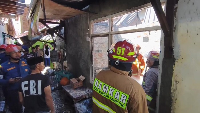 Petugas pemadam kebakaran saat memadamkan kebakaran di bedeng Lampung