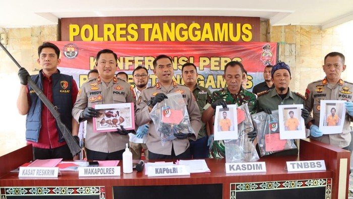 Polisi saat merilis kasus perburuan rusa sambar di Tanggamus, Lampung