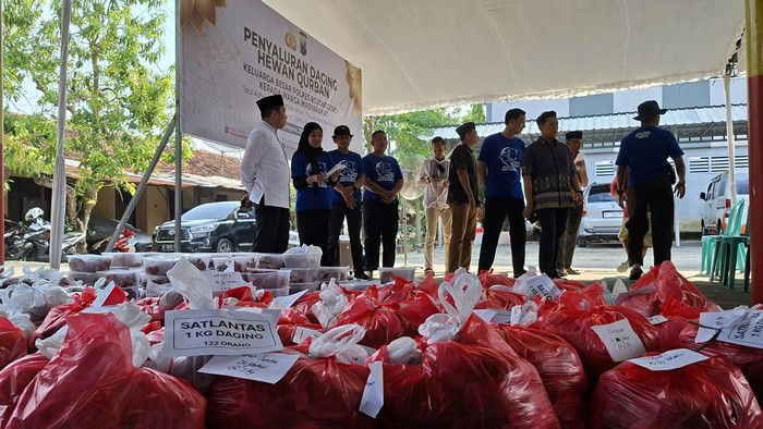 Polres Bojonegoro menyalurkan daging hewan kurban Idul Adha 2026