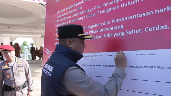 Polres Rohil kukuhkan Satgas Anti Narkoba dan musnahkan narkoba.