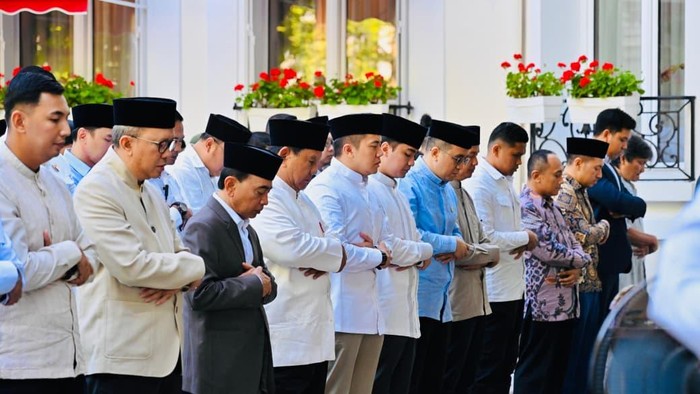 Presiden Prabowo Subianto melaksanakan salat Idul Adha 1447 Hijriah di Wisma Indonesia, Paris, Prancis. Prabowo salat berjemaah bersama warga negara Indonesia (WNI) dan diaspora yang berada di Prancis, Kamis (27/5/2026).