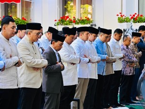 Prabowo Salat Idul Adha Bareng Diaspora di Paris