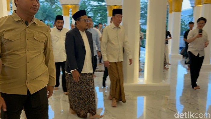Presiden ke-7, Joko Widodo (Jokowi) salat Idul Adha di Masjid Sheikh Zayed Solo, Rabu (27/5/2026).