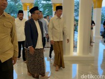 Jokowi Salat Id di Masjid Zayed Solo Ditemani Anwar Usman