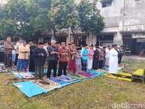 Ratusan Warga Korban Lapindo Salat Idul Adha di Tepi Tanggul Lumpur