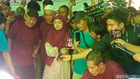 Ria Ricis terlihat terus-menerus mengusap air mata yang jatuh di pipinya selama proses penyembelihan berlangsung. Ia tampak sesenggukan namun tetap berusaha menyaksikan proses tersebut hingga selesai. (Foto: Muhammad Ahsan Nurrijal)