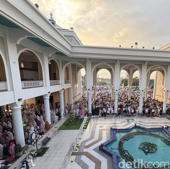 Ribuan Jemaah Salat Idul Adha di Masjid Al Akbar Surabaya