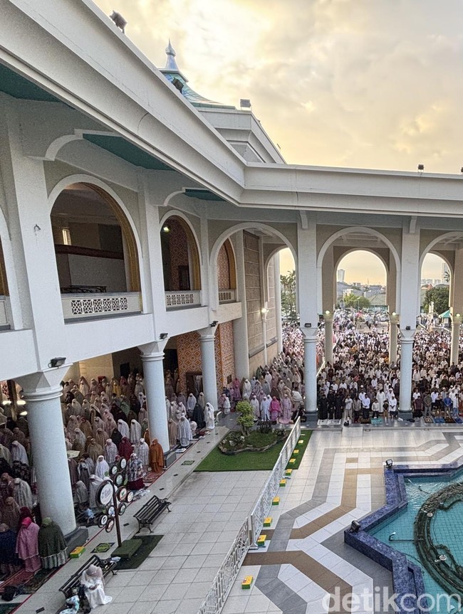 Ribuan Jemaah Salat Idul Adha di Masjid Al Akbar Surabaya