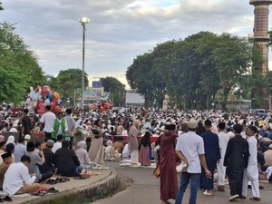 Video Salat Idul Adha di Palembang: Masjid Agung hingga Jembatan Ampera Penuh