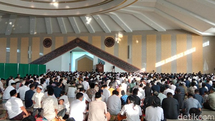 Ribuan umat Islam mengikuti salat Idul Adha di Masjid Agung Jawa Tengah (MAJT) An-Nuur Kabupaten Magelang, Rabu (27/5/2026).
