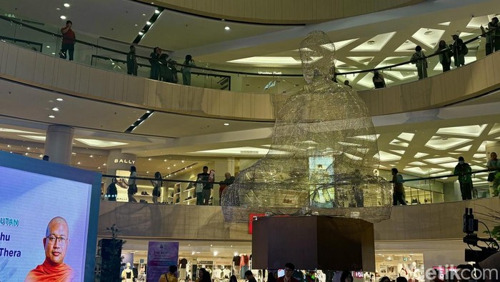Rupang Buddha transparan setinggi 5,6 meter di esak Festival 2026 Tunjungan Plaza (TP) Mall Surabaya