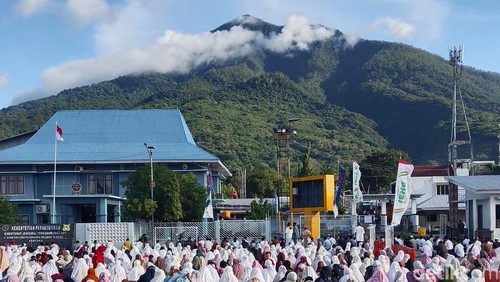 Jemaah salat Idul Adha di Pelabuhan Larantuka, Rabu (27/5/2026).