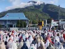 Video: POV Salat Idul Adha Berlatar Gunung Ile Mandiri dan Laut