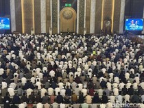 Dihadiri Khofifah-Emil, Ribuan Jemaah Salat Idul Adha di Masjid Al Akbar