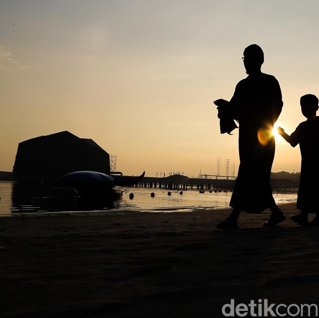 Momen Umat Muslim Salat Id di Berbagai Lokasi Ikonik