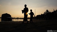 Momen Umat Muslim Salat Id di Berbagai Lokasi Ikonik
