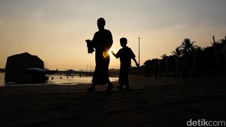 Momen Umat Muslim Salat Id di Berbagai Lokasi Ikonik
