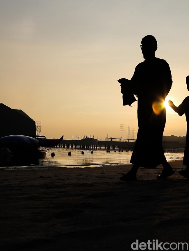 Momen Umat Muslim Salat Id di Berbagai Lokasi Ikonik