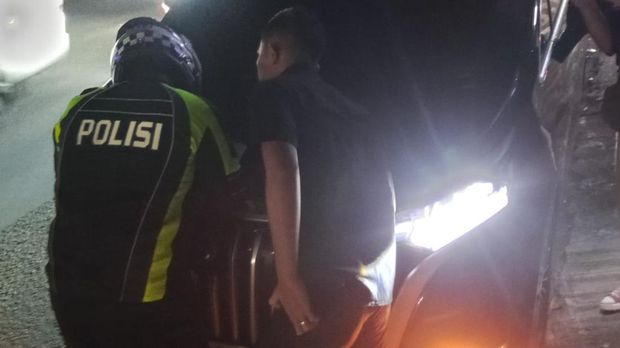Satlantas Polresta Tangerang menilang pengemudi mobil Denza yang menggunakan pelat nomor seolah 'RI'.