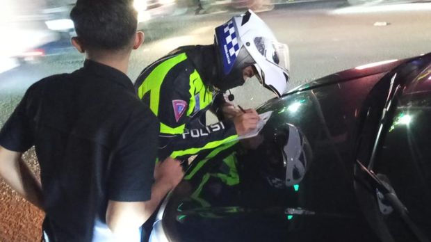 Satlantas Polresta Tangerang menilang pengemudi mobil Denza yang menggunakan pelat nomor seolah 'RI'.