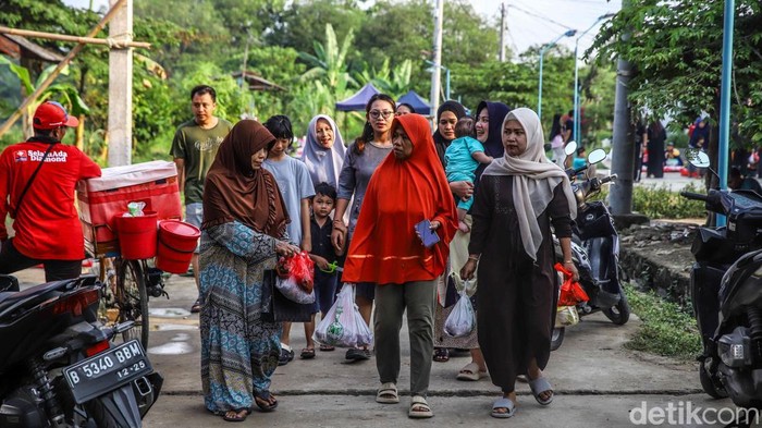 Sejumlah warga membagikan daging hewan kurban kepada masyarakat di Kabupaten Bekasi, Jawa Barat, Rabu (27/5/2026), usai pelaksanaan penyembelihan hewan kurban pada Hari Raya Iduladha 1447 Hijriah. Kegiatan tersebut berlangsung tertib dan penuh semangat kebersamaan dengan melibatkan p