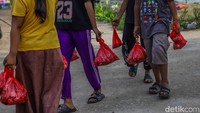 Kegiatan tersebut berlangsung tertib dan penuh semangat kebersamaan dengan melibatkan panitia kurban serta warga sekitar.
