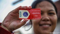 Panitia kurban membagi daging ke dalam sejumlah paket agar distribusi dapat berjalan merata. Setiap paket berisi potongan daging yang telah dipisahkan dan ditimbang sebelumnya. Pembagian dilakukan secara bertahap guna menghindari penumpukan warga di lokasi.