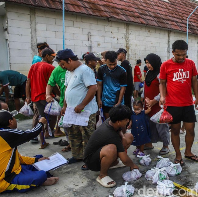 Semangat Berbagi Warnai Pembagian Daging Kurban Idul Adha