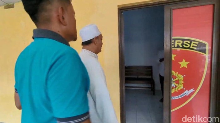 Seorang pimpinan ponpes digiring ke Satreskrim Polres Pekalongan Kota terkait dugaan pencabulan santriwati, Rabu (27/5/2026).