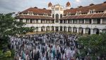 Momen Umat Muslim Salat Id di Berbagai Lokasi Ikonik