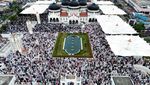 Momen Umat Muslim Salat Id di Berbagai Lokasi Ikonik