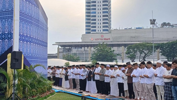 Warga melaksanakan salat Idul Adha di Lapangan Merdeka, Kota Medan, Rabu (27/5/2026). Juita Sinuhaji/detikcom