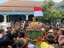 Kubu PB XIV Purbaya Gelar Grebeg Besar, Warga Berebut Gunungan