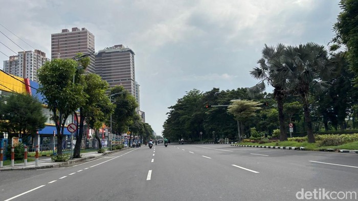 Suasana jalanan di Surabaya lengang saat hari raya Idul Adha 2026.