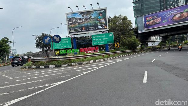 Suasana jalanan di Surabaya lengang saat hari raya Idul Adha 2026. Suasana jalanan di Surabaya lengang saat hari raya Idul Adha 2026.