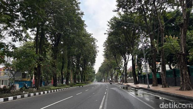 Suasana jalanan di Surabaya lengang saat hari raya Idul Adha 2026. Suasana jalanan di Surabaya lengang saat hari raya Idul Adha 2026.