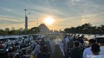 Momen Umat Muslim Salat Id di Berbagai Lokasi Ikonik