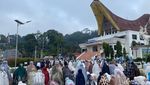 Momen Umat Muslim Salat Id di Berbagai Lokasi Ikonik