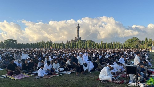 Suasana salat Idul Adha 1447 Hijriah di Lapangan Niti Mandala Renon, Denpasar, Bali, Rabu (27/5/2026). (Foto: Rizki Setyo/detikBali)