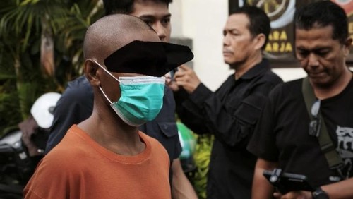 Pelaku penusukan terhadap rekannya.